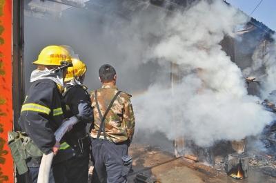 火勢兇猛，濃煙滾滾，消防官兵正在奮力救火。