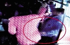 一小偷把手伸到乘客衣兜內(nèi)行竊時(shí)的瞬間。(翻拍視頻)