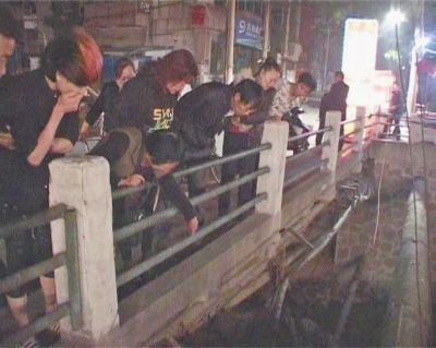 圍觀群眾感嘆橋那么高，被扔下橋的劉先生真是“萬幸”。