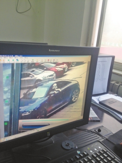 監(jiān)控錄像顯示，肇事車駕駛室內(nèi)有狗頭探出窗外。