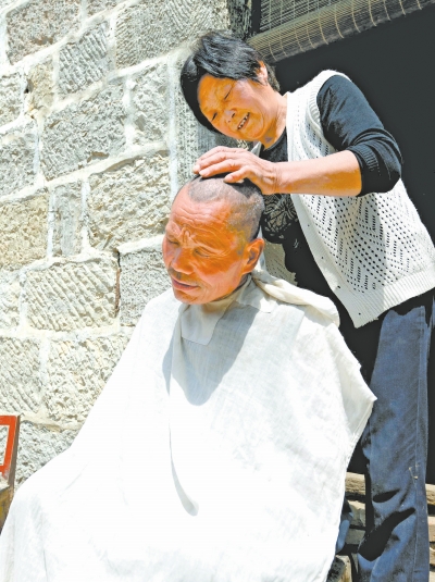 為了照顧兩個(gè)小叔，馬英專門學(xué)會(huì)了理發(fā)。
