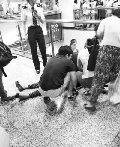 男子繼母被捅傷后跑到站內(nèi)，倒在了地上（圖片來自網(wǎng)絡(luò)）。