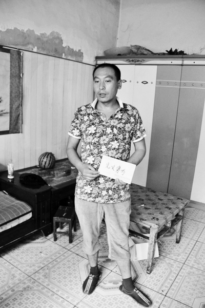 采建新拿的信封里，是南京警方送來的獎(jiǎng)金。