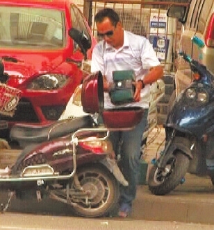 迅速盜得電瓶后,這名男子隨即騎車,載著它們離去。