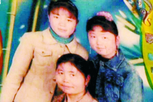 兩個女兒已長大成人,妻子也已歸來,這個分離12年的家庭,離幸福越來越近(翻拍)。