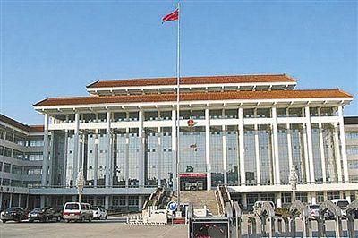 濮陽(yáng)縣違規(guī)、超標(biāo)修建的縣委、縣政府辦公樓。新華社發(fā)發(fā)布