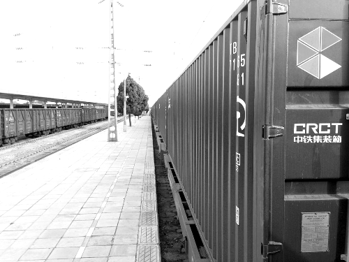 此次班列跟車工作人員@就著米飯吃面條發(fā)微博說：一路走來，每個(gè)?？空镜墓ぷ魅藛T都在夸我們的集裝箱。