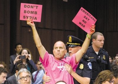 3日，美參議院外委會(huì)舉行敘利亞問(wèn)題聽(tīng)證會(huì)，民眾在現(xiàn)場(chǎng)示威，抗議美國(guó)軍事干預(yù)敘利亞。