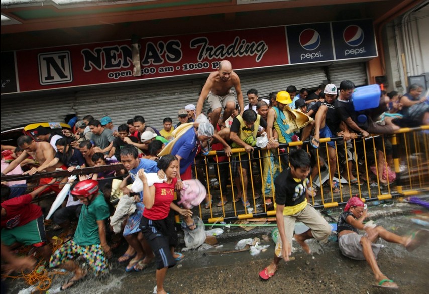 當?shù)貢r間11月10日，強臺風(fēng)“海燕”襲擊菲律賓塔克洛班后，當?shù)鼐用裣唇偕痰?，哄搶物資。