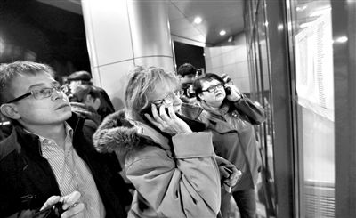 11月17日，俄羅斯喀山機(jī)場，一些人在查看航站樓上貼著的遇難者名單，他們可能是遇難者的親屬。