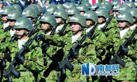 10月27日，日本自衛(wèi)隊舉行閱兵儀式