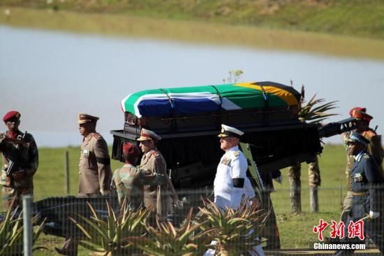 圖為南非海、陸、空三軍首腦為曼德拉護(hù)靈。宋方燦 攝