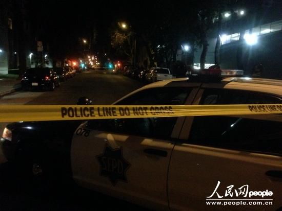 縱火案件發(fā)生在1月1日晚9時(shí)25分，舊金山當(dāng)?shù)鼐胶拖绬T幾分鐘內(nèi)趕到事故現(xiàn)場(chǎng)，并迅速撲滅了火情。記者1日晚趕到現(xiàn)場(chǎng)時(shí)，領(lǐng)館正門所在區(qū)域已經(jīng)被警察封鎖。