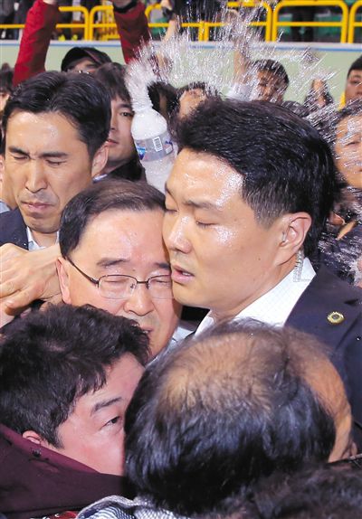 17日，鄭烘原（中）會(huì)見(jiàn)乘客家屬時(shí)，遭到家屬辱罵、潑水。