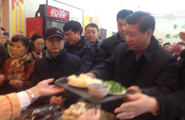 習(xí)近平周末現(xiàn)身包子鋪 排隊(duì)購買平易近人 習(xí)近平周末現(xiàn)身包子鋪 排隊(duì)購買平易近人