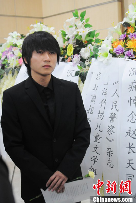 韓寒到場痛哭流淚。