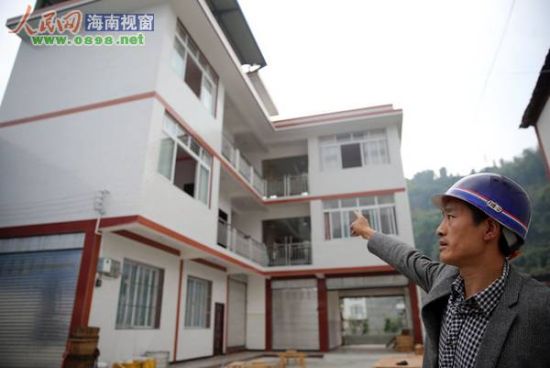 舒正山指著新房說：“我將喬遷宴席的豬肉分給村民吃，竟被大家誤傳是災(zāi)后大魚大肉。”