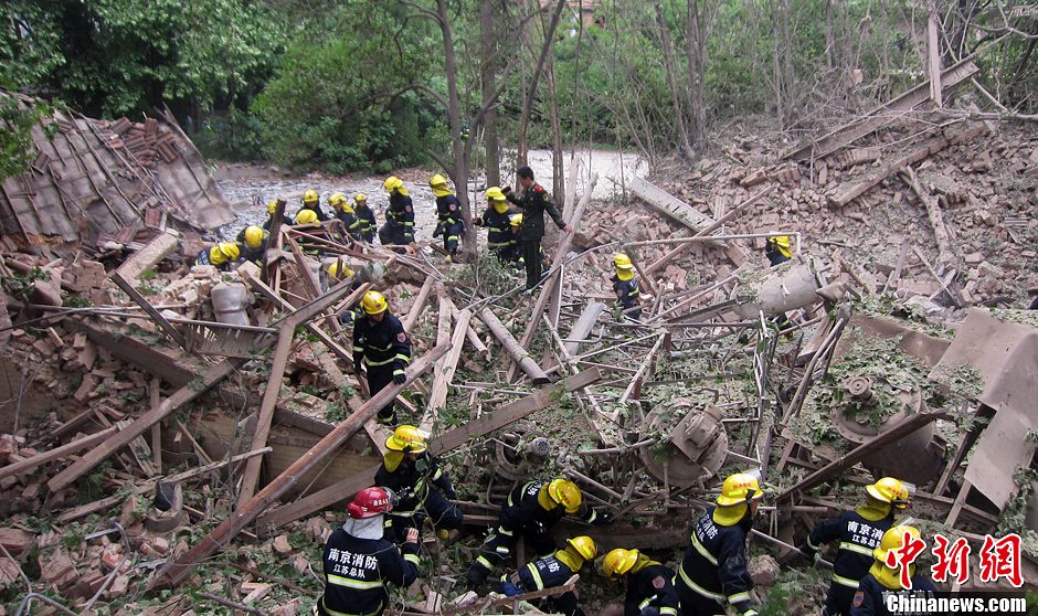 圖為南京消防隊員在現場搜救。中新社發(fā) 梅亮 攝