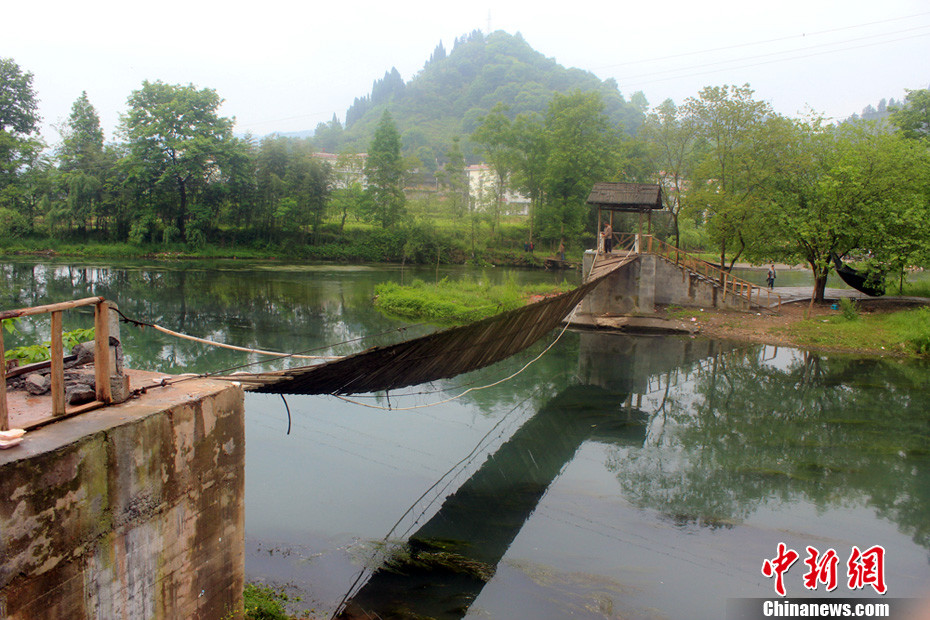 5月1日晚9點10分左右，湖南省鳳凰縣沱江鎮(zhèn)棉寨村距縣城3公里處桃花島篝火晚會散場時，游客經(jīng)過近水