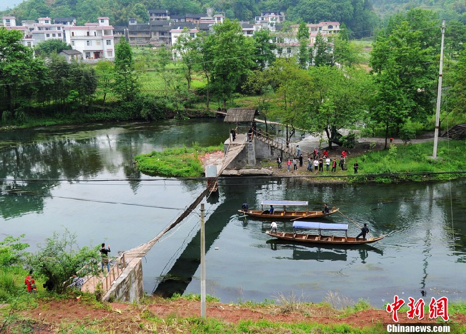 5月2日，鳳凰縣搜尋人員仍在沱江下游搜尋。