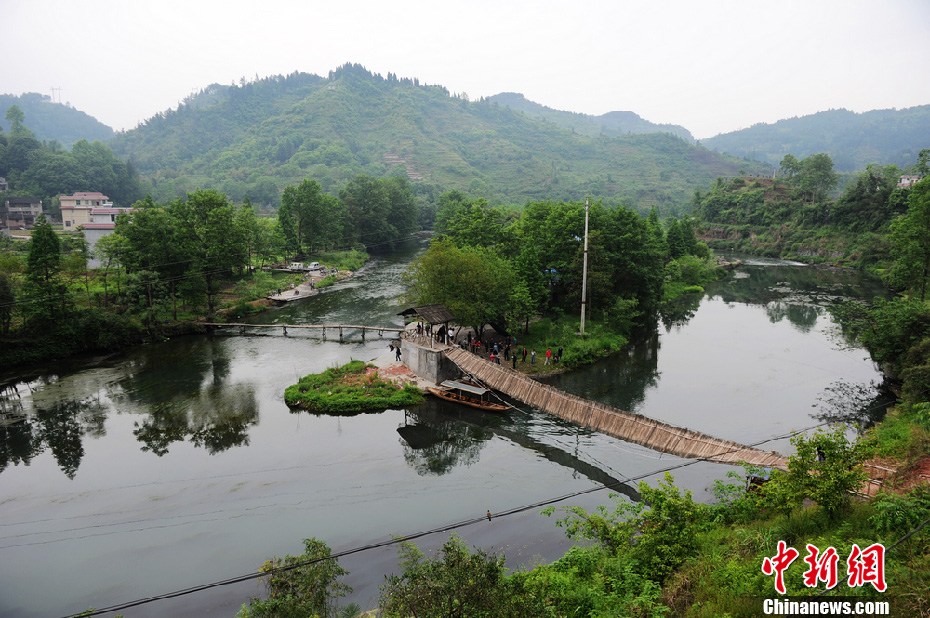 5月2日，鳳凰縣搜尋人員仍在沱江下游搜尋。