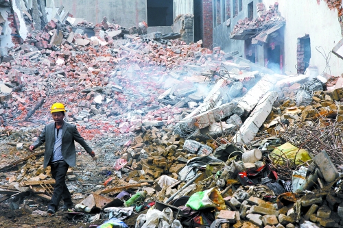 一座清朝老宅被一把火燒成了灰燼。透過(guò)青煙，才能看到它曾存在過(guò)的痕跡