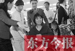 坐在輪椅上的，就是為兒子捐出肝、腎的母親潘大想