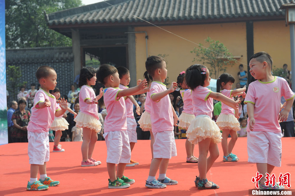 圖為孩子們?cè)谏誔arty上表演節(jié)目。張浪 攝