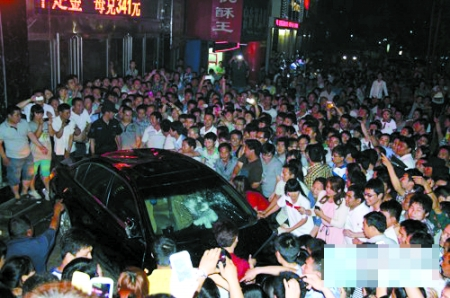 濟(jì)源“本田女”擦碰后稱(chēng)后臺(tái)硬 濟(jì)源“本田女”擦碰后稱(chēng)后臺(tái)硬