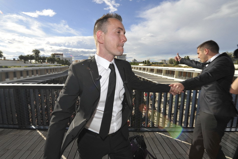 法國(guó)舉行首場(chǎng)合法同性婚禮