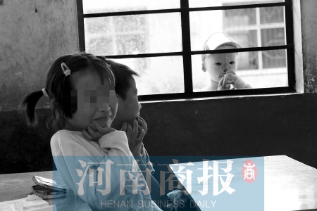 她不止一次說想去上學，而更多的時候，她是站在教室外面，眼巴巴地看著里面的小朋友