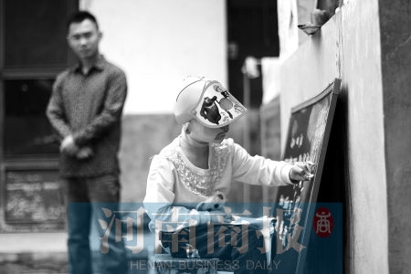 右手受傷了，她用左手在家里的小黑板上練習寫字