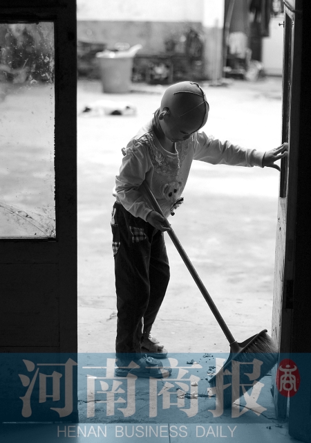 她很懂事，經(jīng)常幫助爸爸媽媽打掃衛(wèi)生