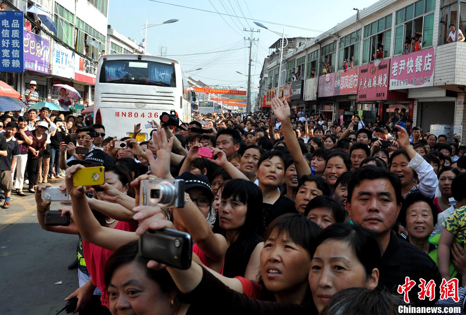 6月5日，一年一度的毛坦廠(chǎng)鎮(zhèn)“送考節(jié)”到來(lái)，70輛大巴車(chē)護(hù)送毛坦廠(chǎng)中學(xué)萬(wàn)名考生安全赴考。