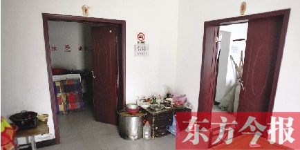 男廁洗漱池前，堆放著大量家電、家具等生活用品