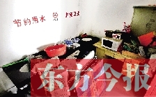 廁所進(jìn)門中廳，擺放著灶臺、餐桌、床鋪等，乍一看像個客廳