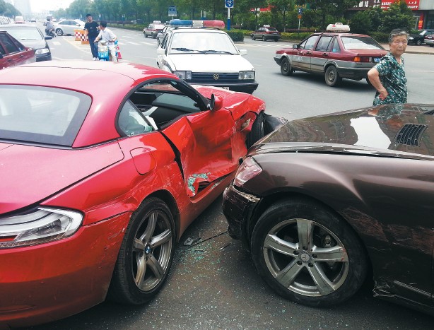 兩部?jī)r(jià)值百萬(wàn)左右的豪車在碰撞中損傷嚴(yán)重。謝德勝 記者金學(xué)永/攝