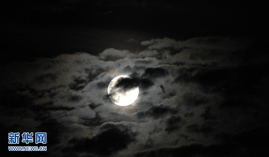 6月23日晚，一輪圓月高懸在海南省?？谑猩峡铡? width=