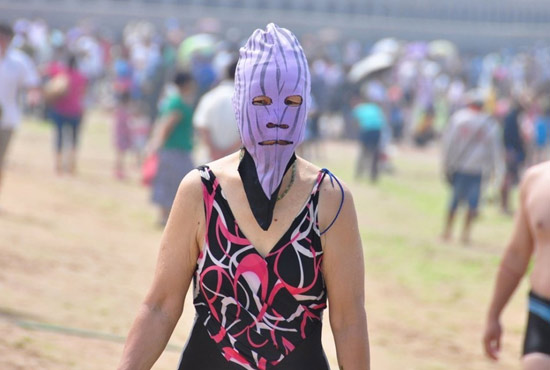 2013年7月3日，山東青島青島高溫來(lái)襲，“青島大媽”不懼滸苔，戴著“強(qiáng)盜面具”出現(xiàn)在海水浴場(chǎng)消暑降