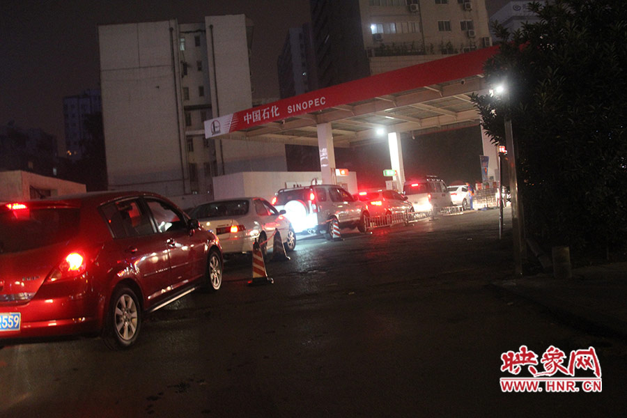 成品油價格7月20日起上調(diào) 私家車主排隊"搶"油