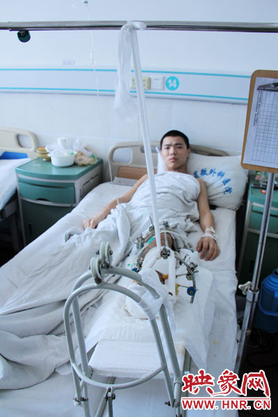 “如果有人肯幫我出4萬元的醫(yī)藥費，我愿意為他免費工作3年，多苦多累都行?！?月26日，躺在病床里上的