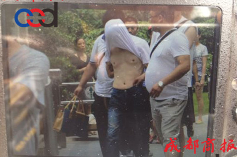 圖為事發(fā)現(xiàn)場，嫌疑人被警方控制。