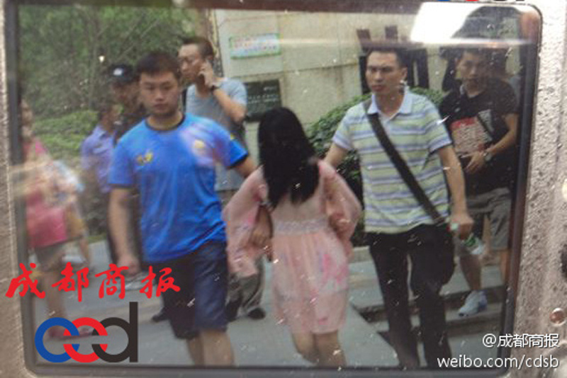 圖為事發(fā)現(xiàn)場，嫌疑人被警方控制。