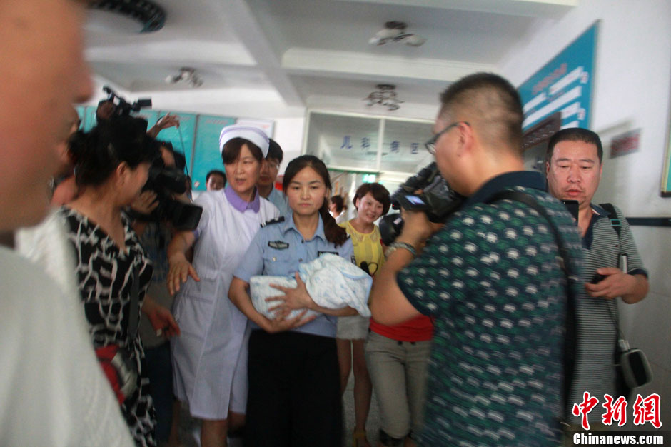 圖為當(dāng)?shù)孛窬瘧驯Й@救嬰兒進(jìn)入富平婦幼保健院。張一辰 攝