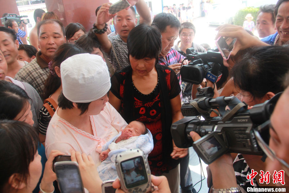 圖為大批媒體記者采訪獲救嬰兒母親。張一辰 攝