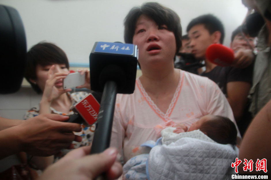 圖為獲救嬰兒母親接受中新社記者采訪。張一辰 攝