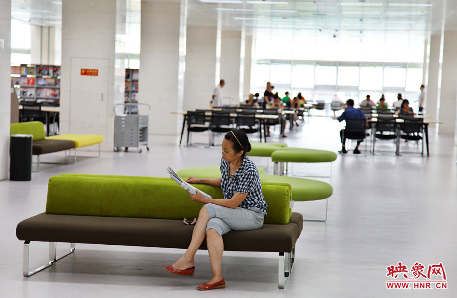 早上十點(diǎn)左右，已經(jīng)有不少讀者來管內(nèi)看書了。