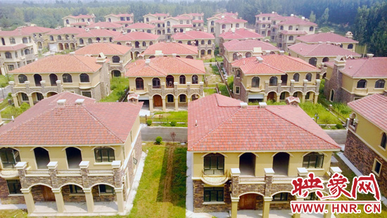 這里的別墅共計(jì)30多棟，有兩層的，也有三層的，主體、裝修都已經(jīng)完工