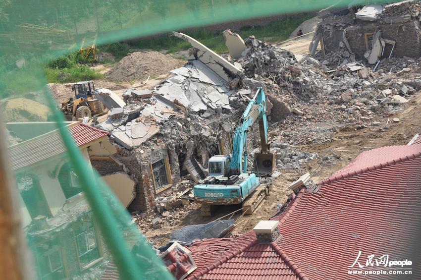 2013年8月18日，在黃河南岸鄭州市惠濟(jì)區(qū)花園口鎮(zhèn)申莊村，違規(guī)修建的別墅正在被拆除。張濤/東方IC