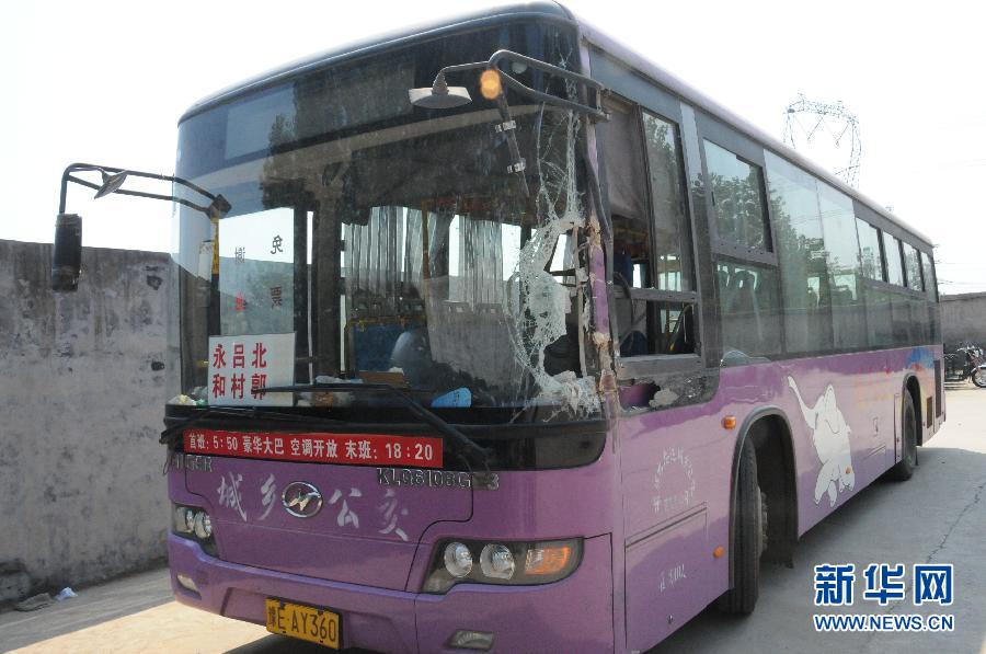 事發(fā)公交車左前方的擋風(fēng)玻璃破了一個(gè)大洞（8月20日攝）。